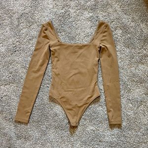 Aritzia contour squareneck longsleeve bodysuit